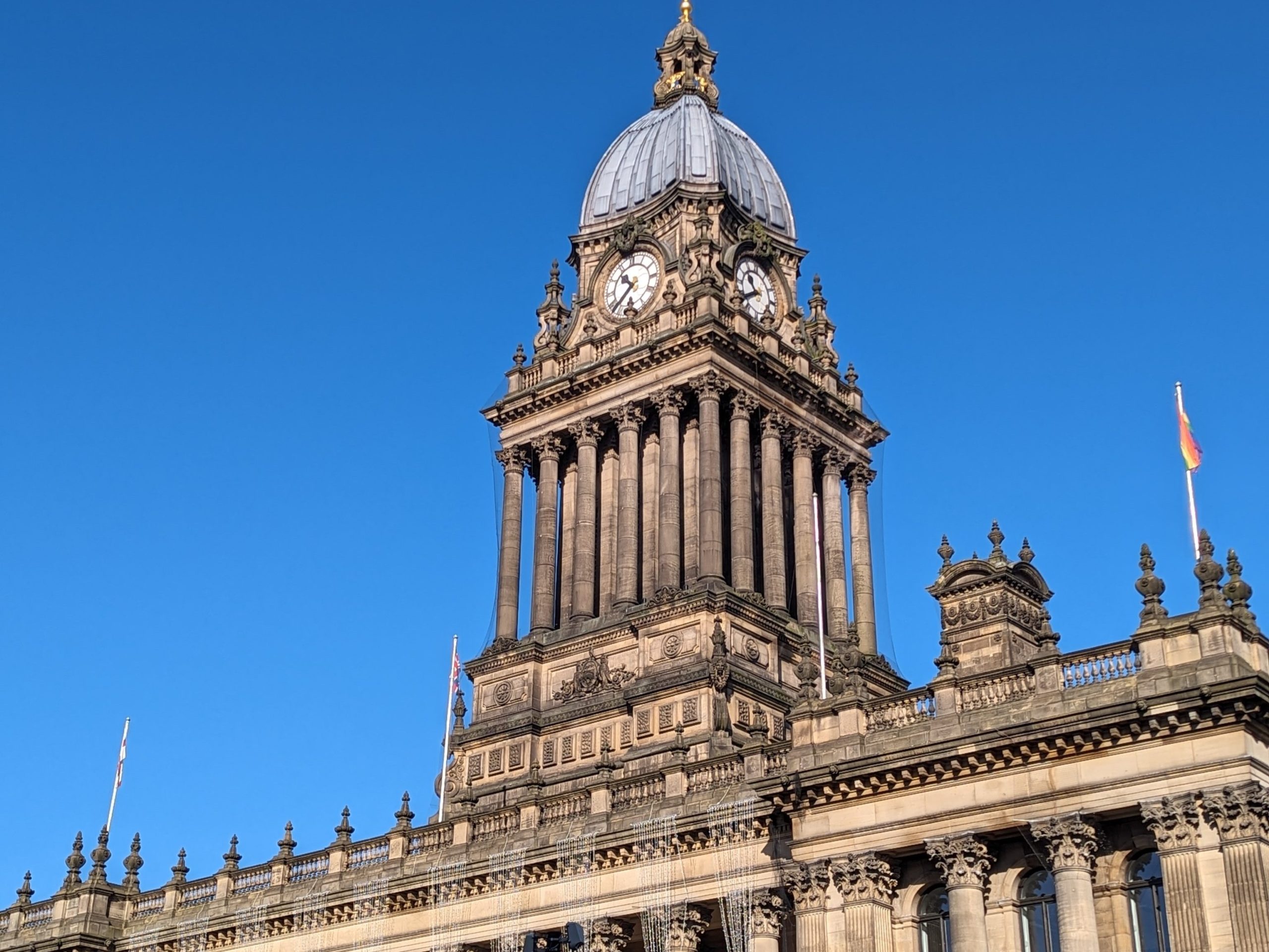 Leeds Town Hall tower agaisnt a backdrop of blue sky